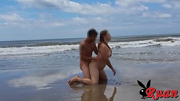 Homem encontra lésbica na praia e sexo