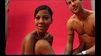 Mulher negra enfrenta homem branco porno