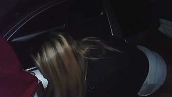 Motorista bate o carro enquanto mulher fazia sexo oral