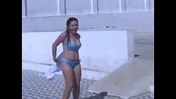 Filme de sexo enrabando a amiga muito gostosa na praia