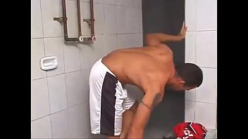 Gays fazendo sexo anal no chuveiro hot