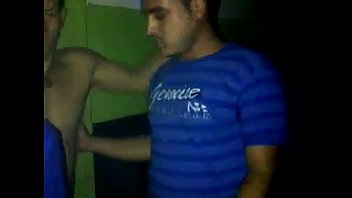 Sexo gay excitados em banho grupal real