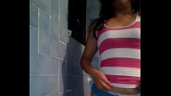 Chica sexi culona se desnuda completa bailando twerking