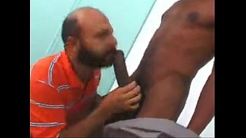 Sexo com o pedreiro na obra porno gay