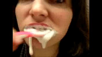 Sexo escovando dentes banheiro