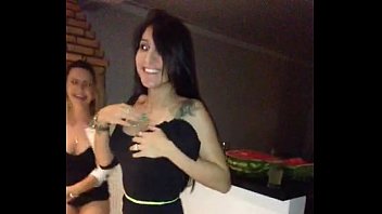 Mulheres fazendo sexo festa