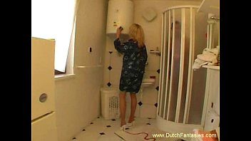 Milf blonde sex oral in toilete