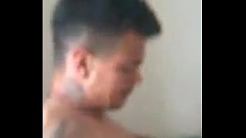Homem fazendo sexo forsado na cela