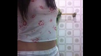 Menina tirando a roupa sexo