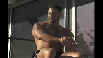 Homem gordo musculoso faz sexo gay com homem musculoso