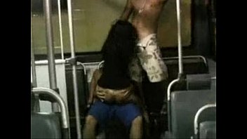 Mulher fazendo sexo com negro no ponto de onibus