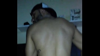 Sexo gay amador enfiando dedo no cu peludo