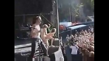 A banda toca enquanto um casal faz sexo no palco