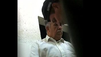 Gays maduros brasileiros fazendo pegacao em banheiro publico xvideos.com