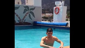 Hetenai sexo na piscina gay