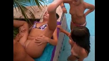 Brasileira faz sexo na piscina