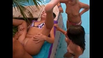 Sexo na piscina entrw loiras
