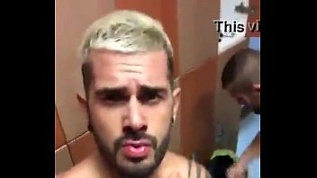 Homem fazendo sexo com gay e goza na boca dele