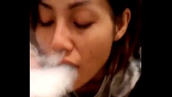 Menina fumando maconha no pipe de dia sex