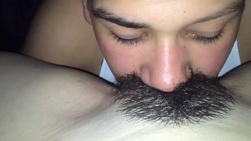 Sexo oral com a vagina cheirando xixi