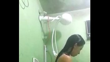 Menina pega no banho sexo