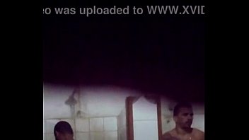 Sexo gay sofrendo no banheiro chuveiro ligado