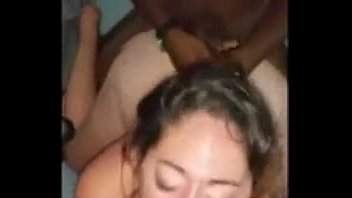 Negao passando de toalha na sala video sexo