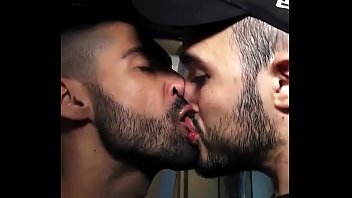 Video casal namorados gay beijo sexo