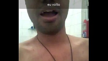 Gay faz sexo oral no novinho moreno da rola pequena