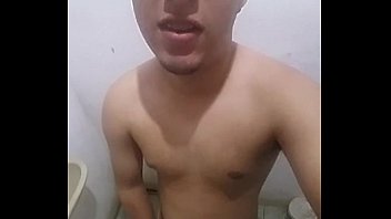 Novinho negro gay fazendo sexo video caseiro