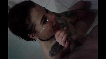 Sexo porra na cara da travesti