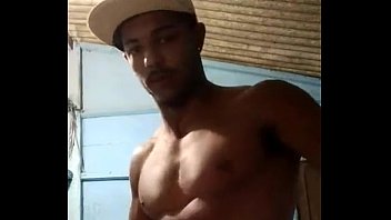 Sexo gay brasileiro andando vi um moreno gostoso e pauzudo
