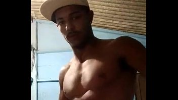 Sexo gay brasileiro muleke moreno pauzudo no mato