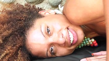 Videos de sexo travesti mulata negra dando de fio dental