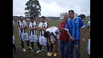 Sexo grupal no campo se futebol o