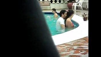 Analine sexo na piscina