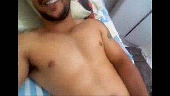 Bombeiro brasileiro falando enquanto faz sexo gay