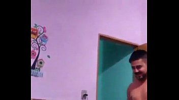 Sexo coroa gordo gay na piscina