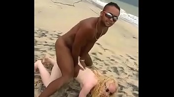 Coroa fitness na praia sexo