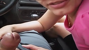 Mulher fazendo sexo oral dentro do carro