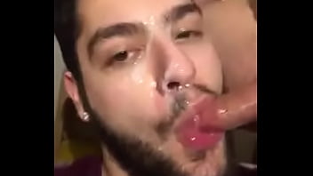 Sexo gay esfregando a cara na roupa