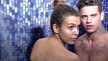 Casal faz sexo assistindo tv