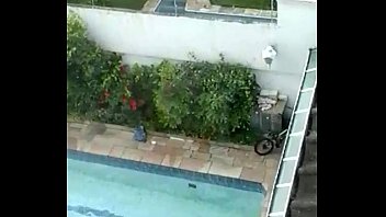 Flagra de namorados fasendo sexo na piscina