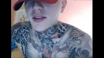 Sexo gay com cara com tatuagem de estrela