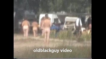 Naturistas no campo de nudismo sex
