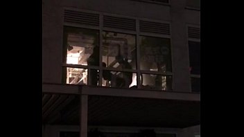Sexo com mulheres amarradas em janelas
