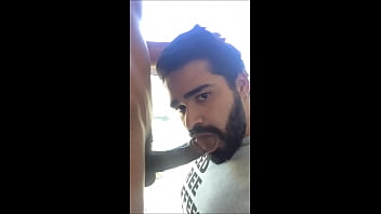 Homem mostrando rola grande debaixo do lenço sexo gay