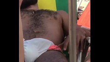 Amigos de sunga gays fazendo sexo pelados na praia