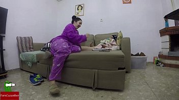 Sexos travestir e o cachorro de estimação chupando seu pau