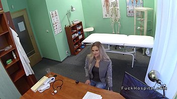 Paciente de 18 anos sexo.feminino chega ao.consultorio com seu marido